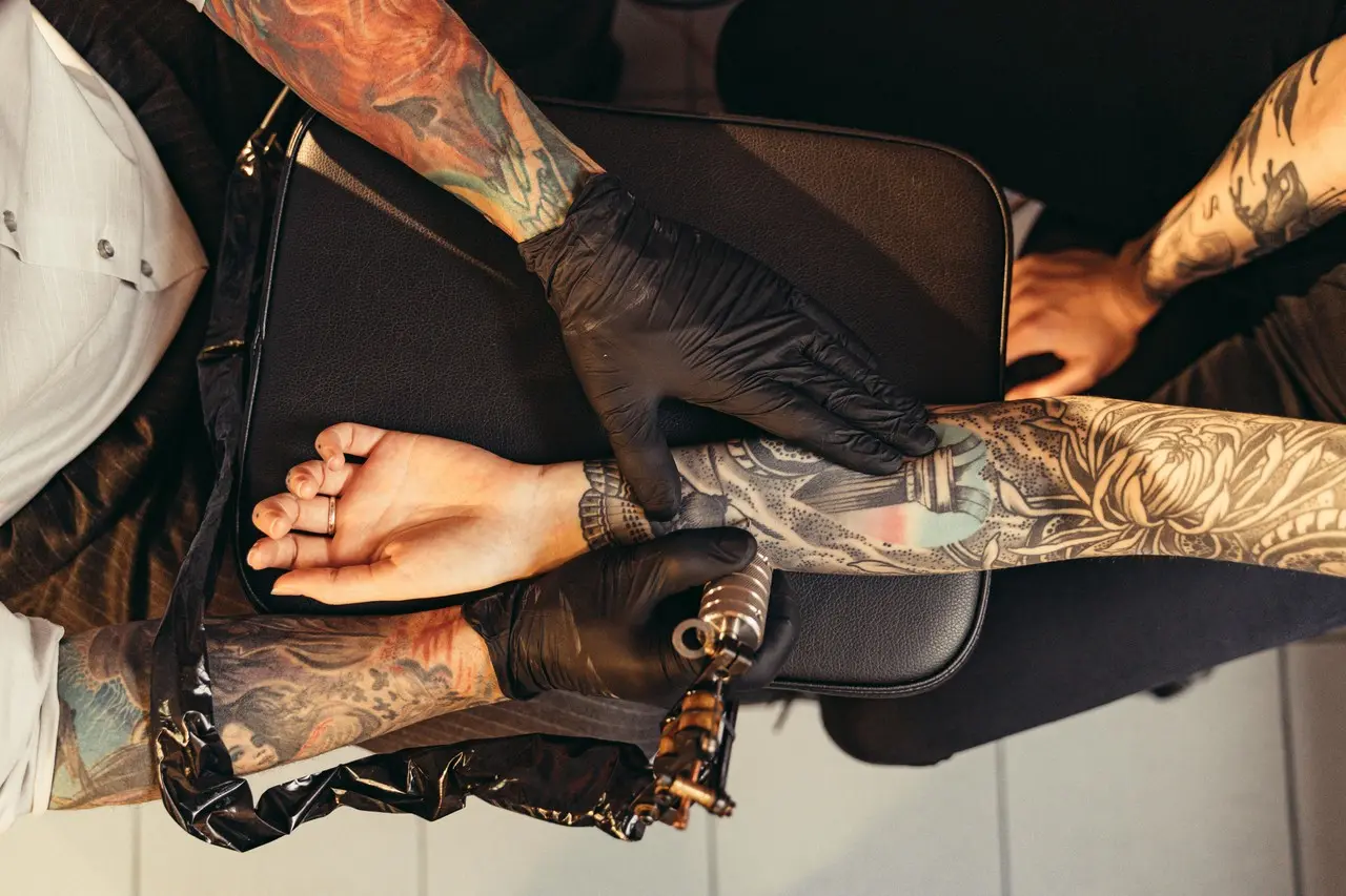 ¿Puedo donar sangre si tengo tatuajes o perforaciones? Foto de Pexels.