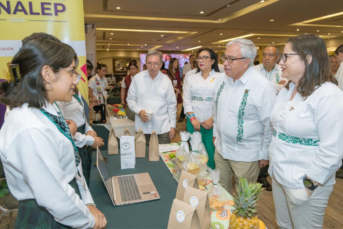 Los titulares de Educación en Tamaulipas y del CONALEP a nivel nacional recorrieron las áreas en las que se expusieron los proyectos de los jóvenes emprendedores. Foto: Agencia