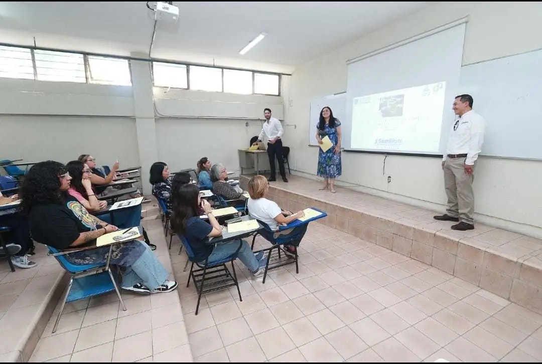 El taller, parte del programa “Emprende Conciencia” del CIICYT, busca empoderar a los ciudadanos para que inicien negocios en casa, basados en la ciencia. (Fotografía: Claudia Almaraz)