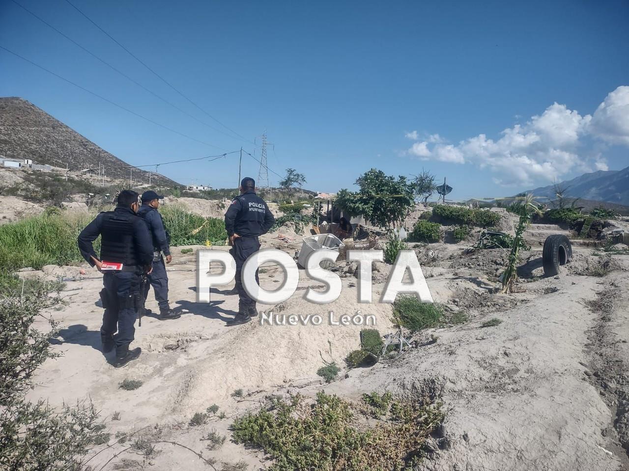 Elementos de la policía municipal y agentes ministeriales cubriendo la zona para comenzar las indagatorias. Foto: Raymundo Elizalde.