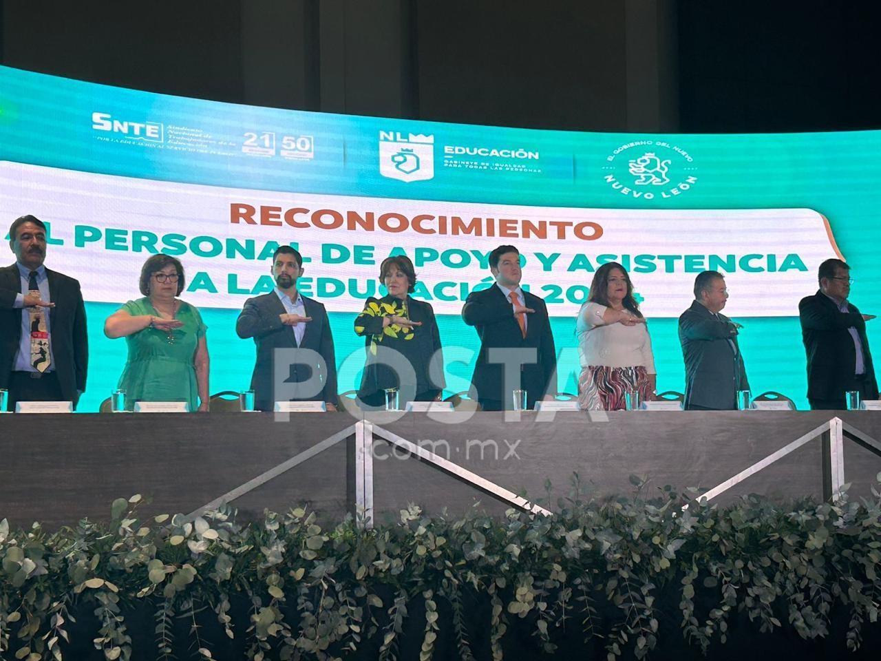 Samuel García junto a miembros del gabinete para reconocer a empleados de la educación. Foto: Rosy Sandoval.