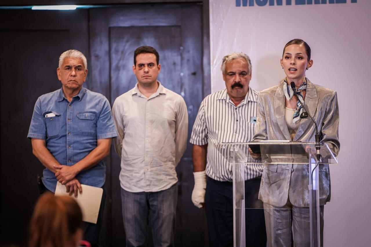 Mariana Rodríguez en conferencia de prensa para mostrar a sus tres colaboradores agredidos el día de la elección. Foto: Armando Galicia.