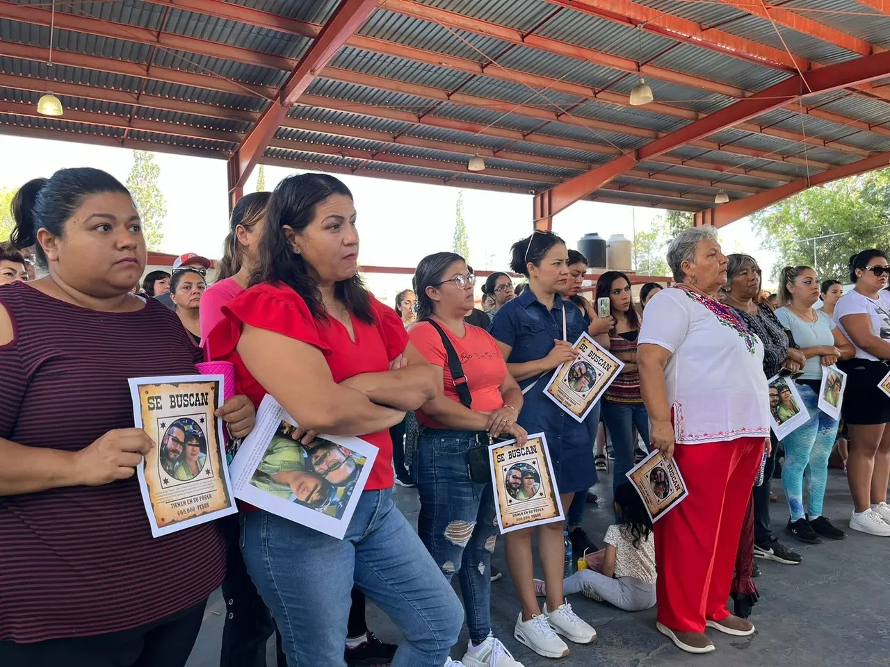 Se manifiestan padres de familia por irregularidades de programa la escuela es nuestra. Foto de Marco Juárez.