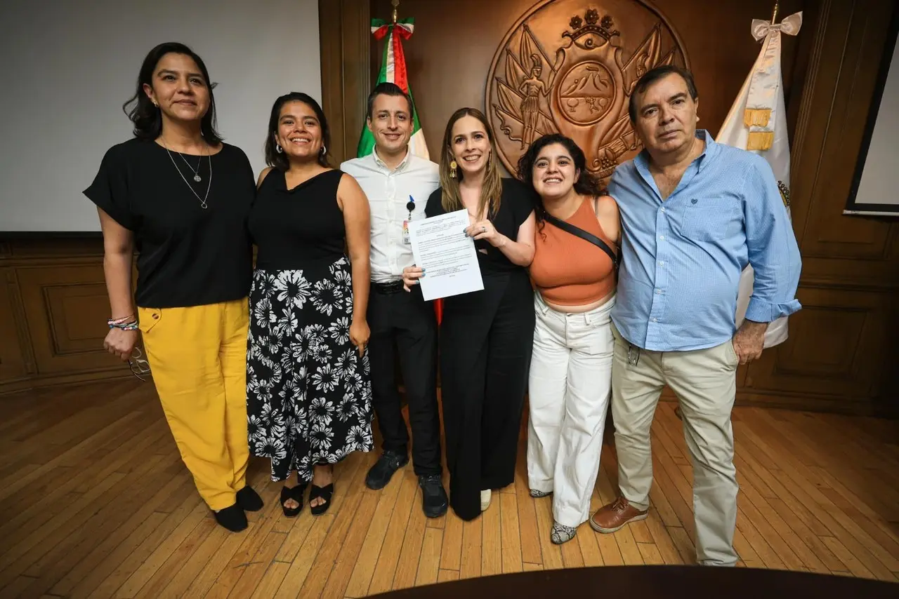 El alcalde de Monterrey, Luis Donaldo Colosio con cuidadoras para festejar el reglamento de Sistema de Cuidados. Foto: Facebook Gobierno de Monterrey.