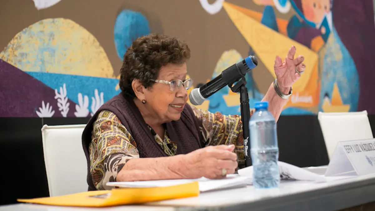 Maestra Effy Luz en su participación en la Feria Internacional de la Lectura Yucatán Foto: Cortesía