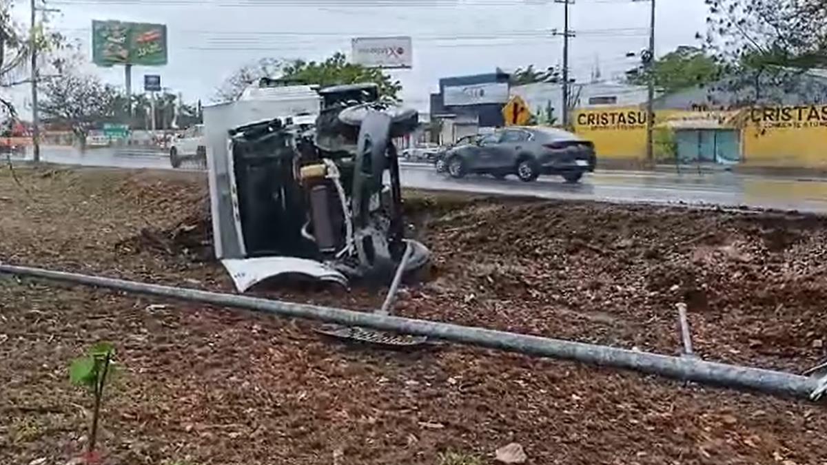 El conductor y su copiloto solo resultaron con golpes leves Foto: Redes Sociales