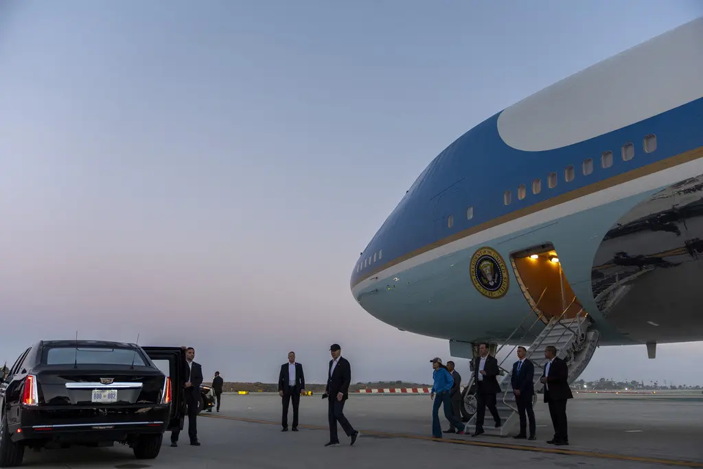 El presidente Joe Biden camina hacia su limusina tras llegar en el Air Force One, el sábado 15 de junio de 2024, en Los Ángeles. (AP Foto/Alex Brandon)