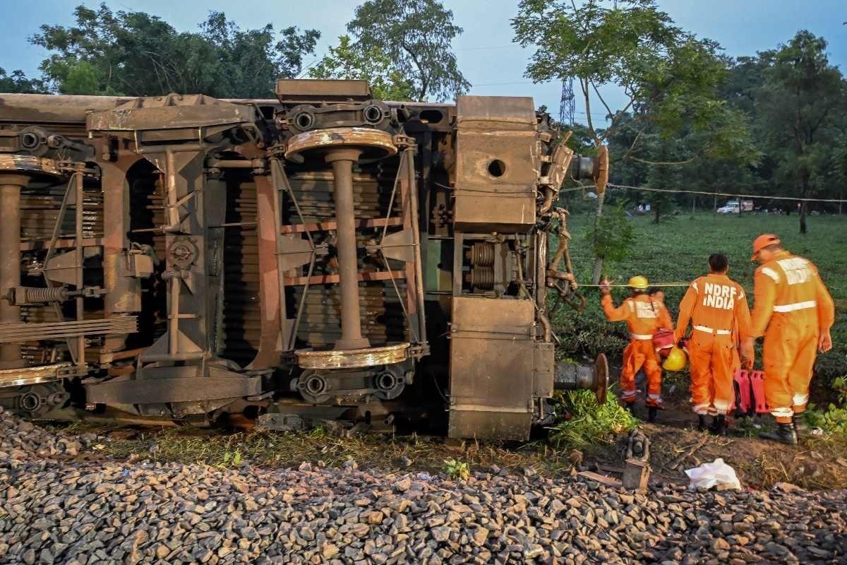 Rescatistas de la India para ver los daños que dejó el choque de trenes. Foto: Occidental.