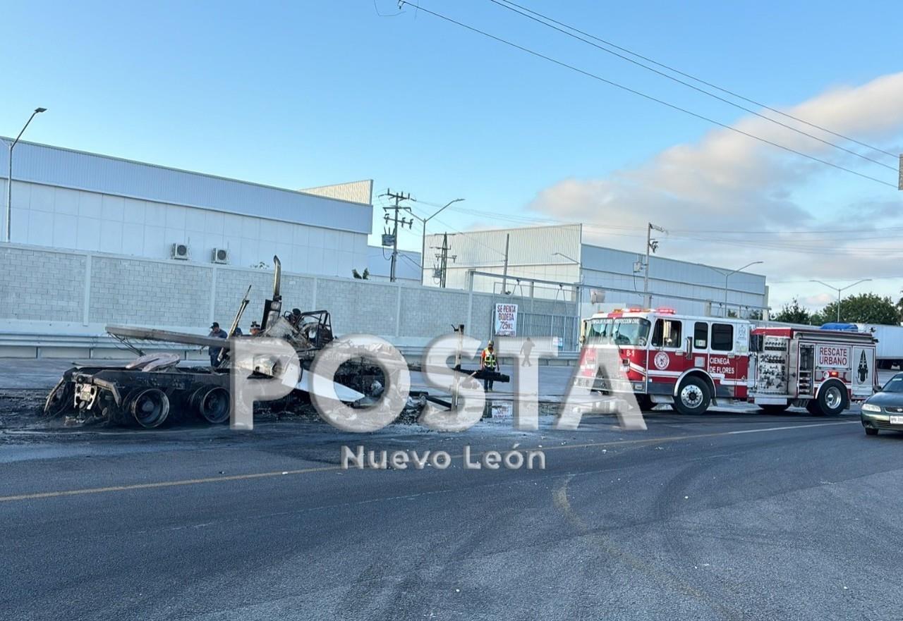 La unidad de carga pesada tras haberse incendiado en la carretera libre a Laredo. Foto: Raymundo Elizalde.