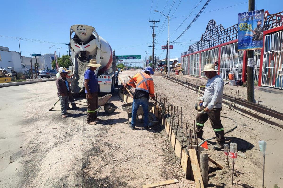 Avances en la reconstrucción de vialidades. Foto: X / @GobBCS