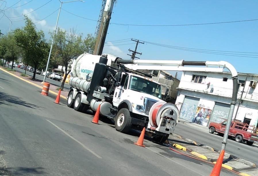 Secretaría de Servicios Públicos, recolectó 12.8 toneladas de basura al exterior de las rejillas pluviales que se intervinieron. Foto. Municipio de Monterrey