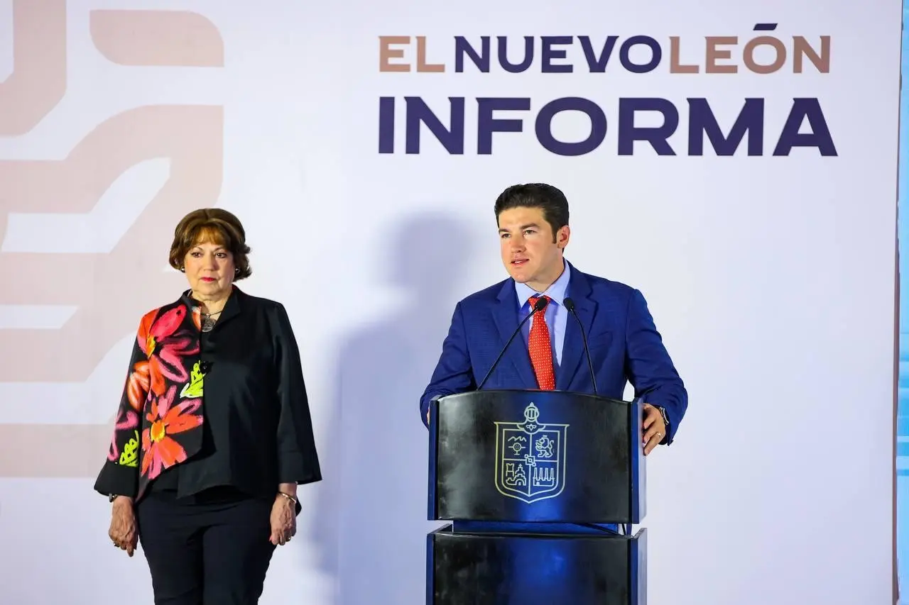 El gobernador de Nuevo León, Samuel García y la secretaria de educación estatal informando sobre la suspensión de clases a partir del miércoles 19 de junio. Foto: Rosy Sandoval.