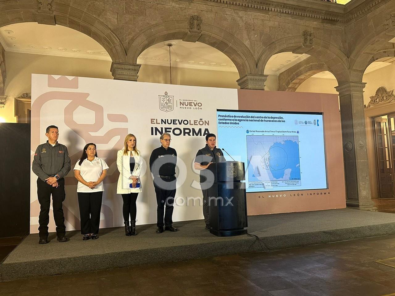 Los encargados de las dependencias estatales junto al gobernador Samuel García para indicar los preparativos que tienen ante la tormenta. Foto: Rosy Sandoval.