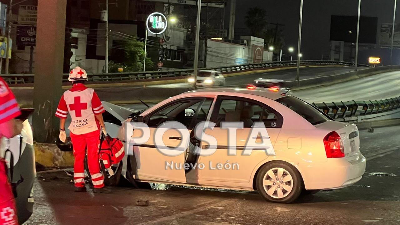 Paramédicos de la Cruz Roja atendiendo al automovilista lesionado. Foto: Raymundo Elizalde.