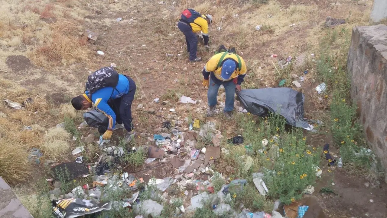 Personal de servicios públicos limpiando lugares tras la llegada de lluvias a Durango. Foto: Servicios Públicos Durango.