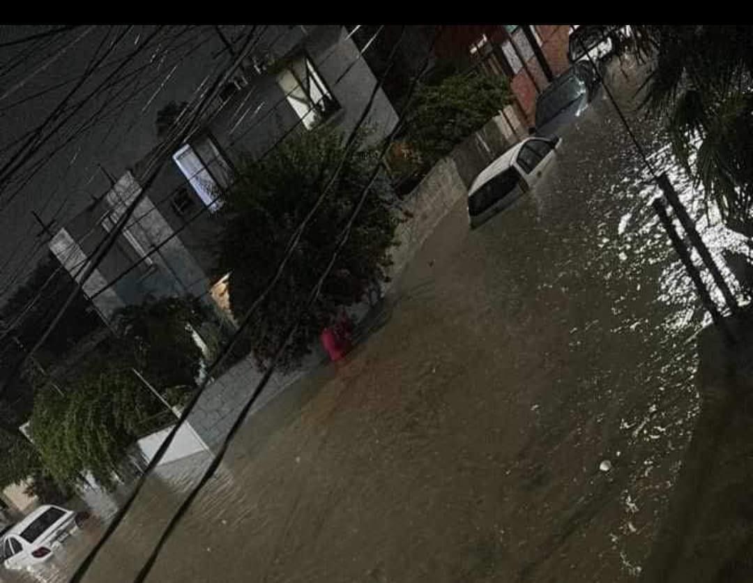 Calles de la colonia El Escorial en Santa Catarina, inundada por encima del nivel normal. Foto: Redes Sociales.