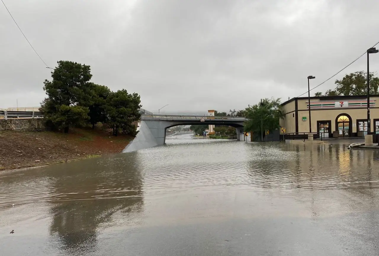 Avenida cerrada por la acumulación de agua ante las precipitaciones. Foto: Rosy Sandoval.