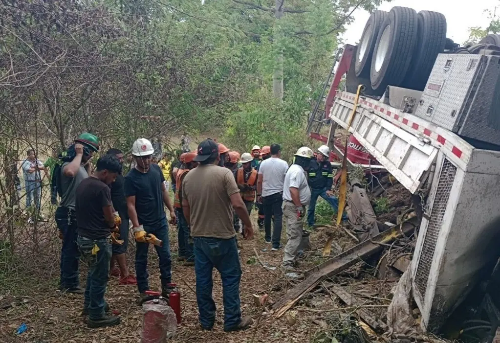 Los encargados de Protección Civil y de la empresa llevando a cabo labores de rescate. Foto: La Jornada.