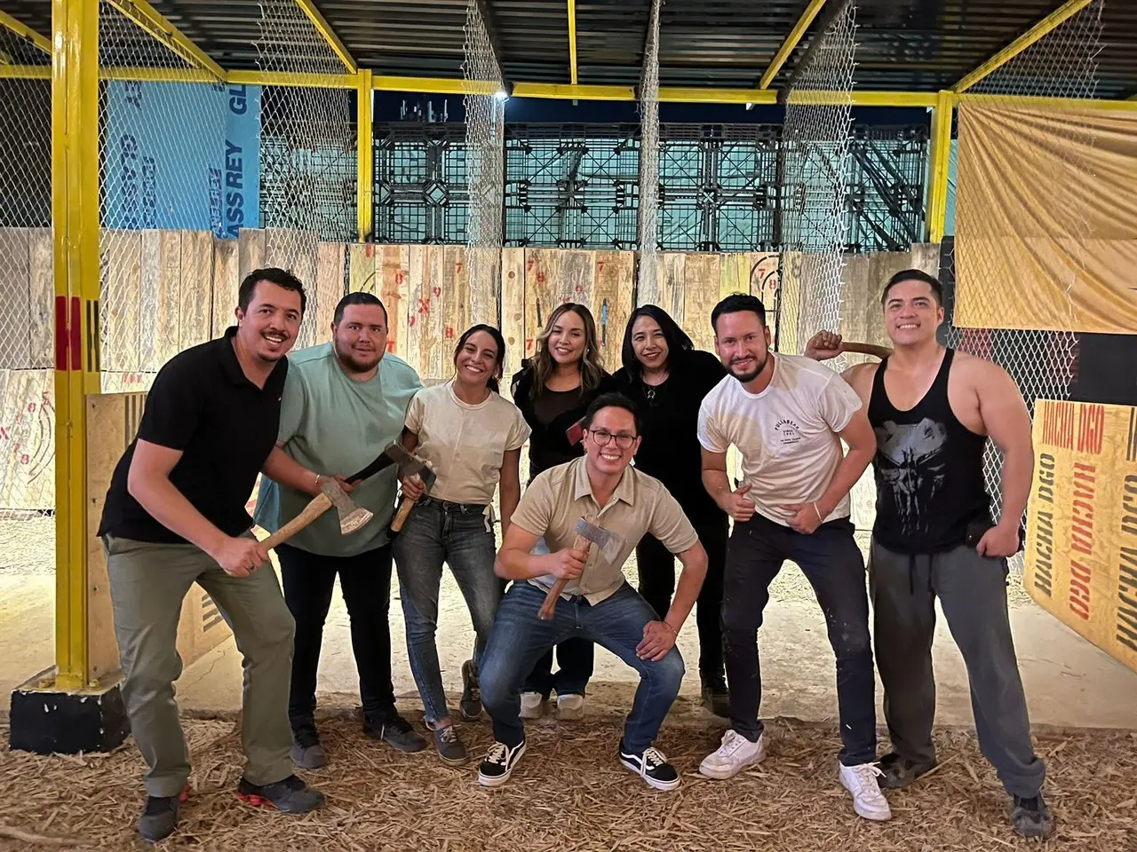 Puedes sacar el estrés con tu grupo de amigos lanzando hachas. Foto: Jesús Carrillo.