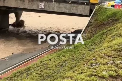 Uno de los carriles exprés de Constitución por el río Santa Catarina cerrado por el desborde de la corriente en el río. Foto: Raymundo Elizalde.