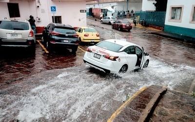 Un auto que tuvo que se abandonado por las lluvias que dejó la tormenta tropical Alberto en Fresnillo, Zacatecas. Foto: El Sol de Zacatecas.