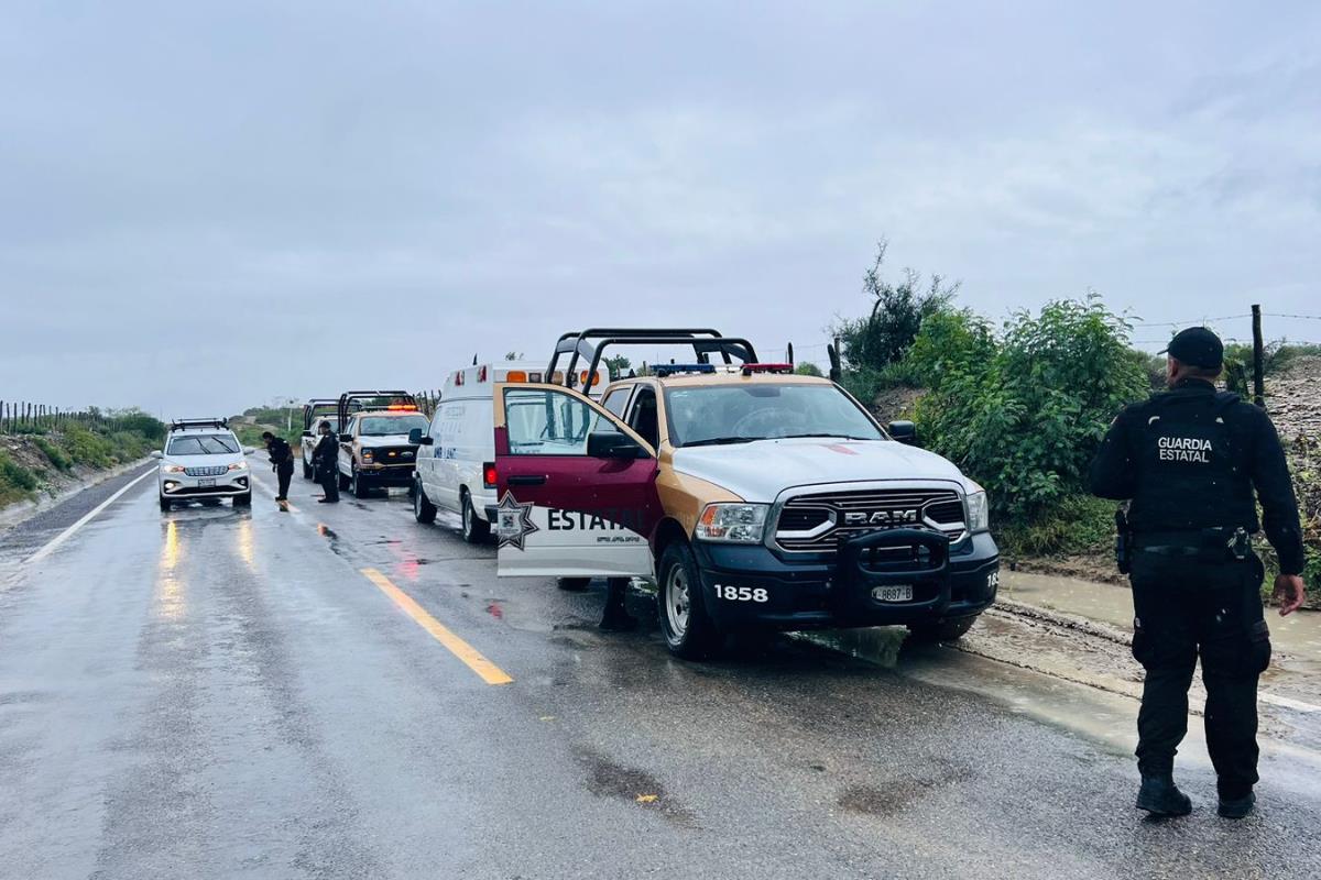 Elementos de la Guardia Estatal y Protección Civil llevaron a cabo el cierre de la vía por el riesgo de inundación. Foto: Agencia