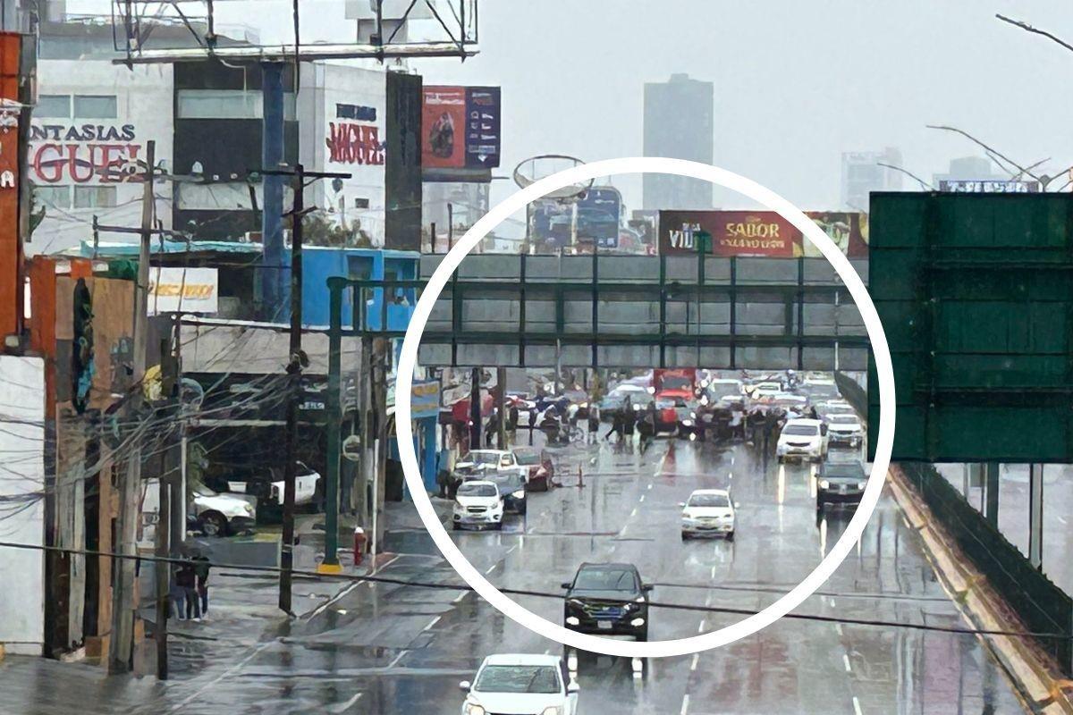 Vecinos tomados de las manos bloqueando carriles de la avenida Garza Sada. Foto: X @DrAlfonsoMM y video: X @mgeito