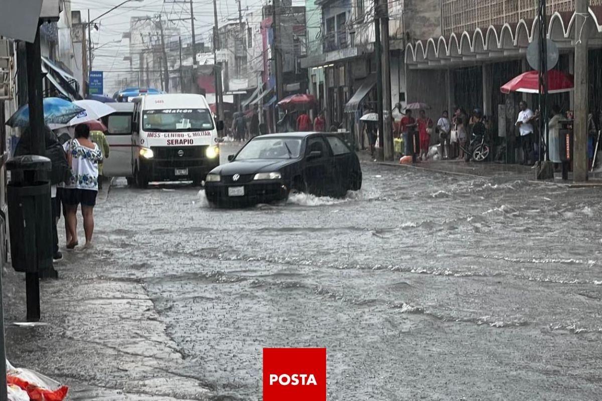 Las autoridades pidieron a los transeúntes y a conductores extremar precauciones al transitar por las zonas inundadas. Foto: Guadalupe Adrián