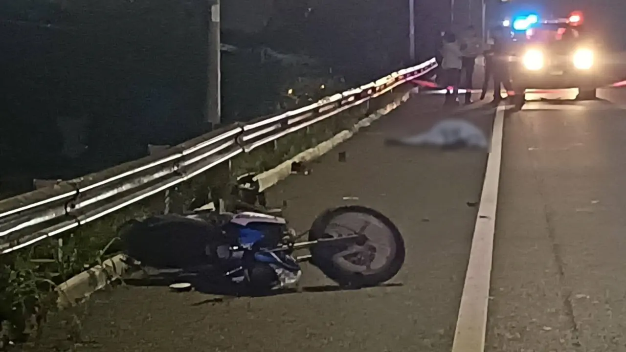 Se cree que el motociclista derrapó por culpa del asfalto mojado Foto: Redes sociales