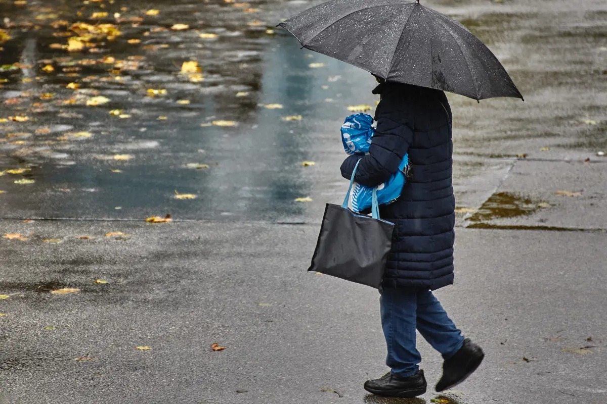 Persona bajo la lluvia. Foto: Canva