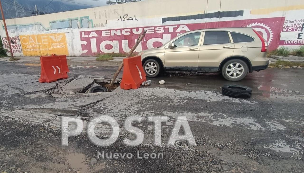 Socavón se abre en avenida Industrial Santa Catarina. Foto y Video Alicia Pardo