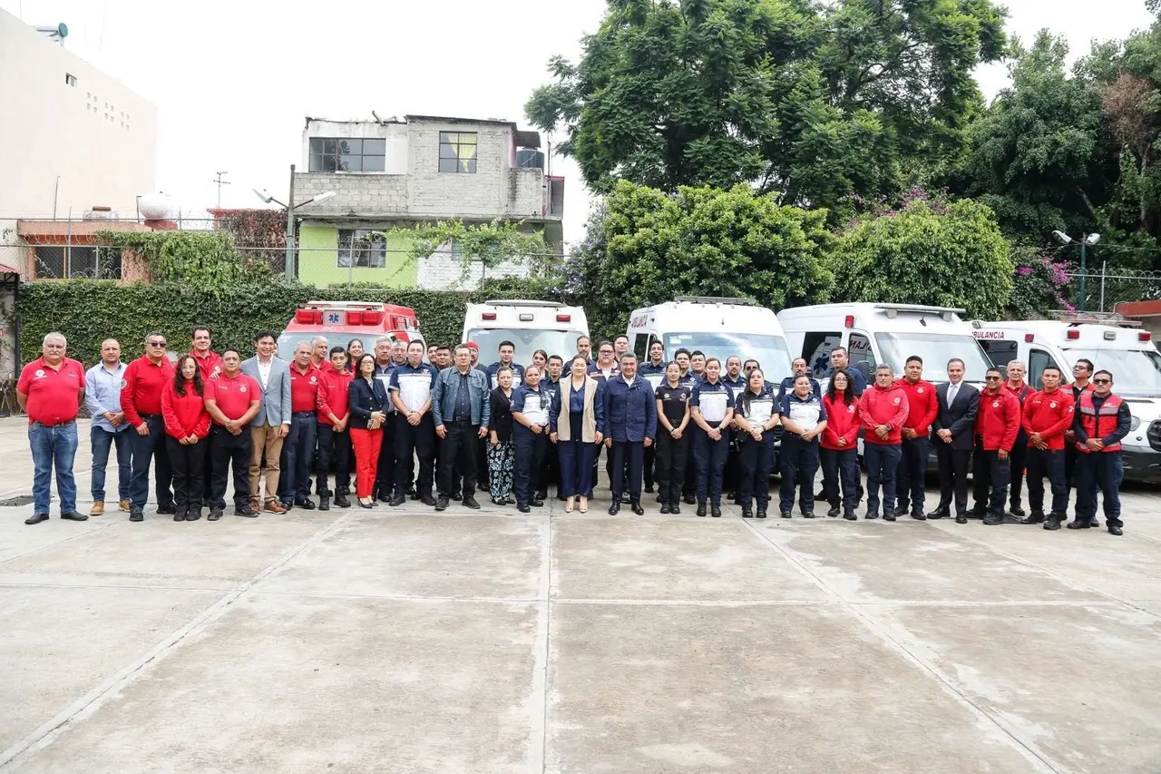 El presidente municipal, Tony Rodríguez, rindió homenaje a las mujeres y hombres que día con día suman esfuerzos para salvaguardar la vida de los demás. Foto: Gob. de Tlalnepantla