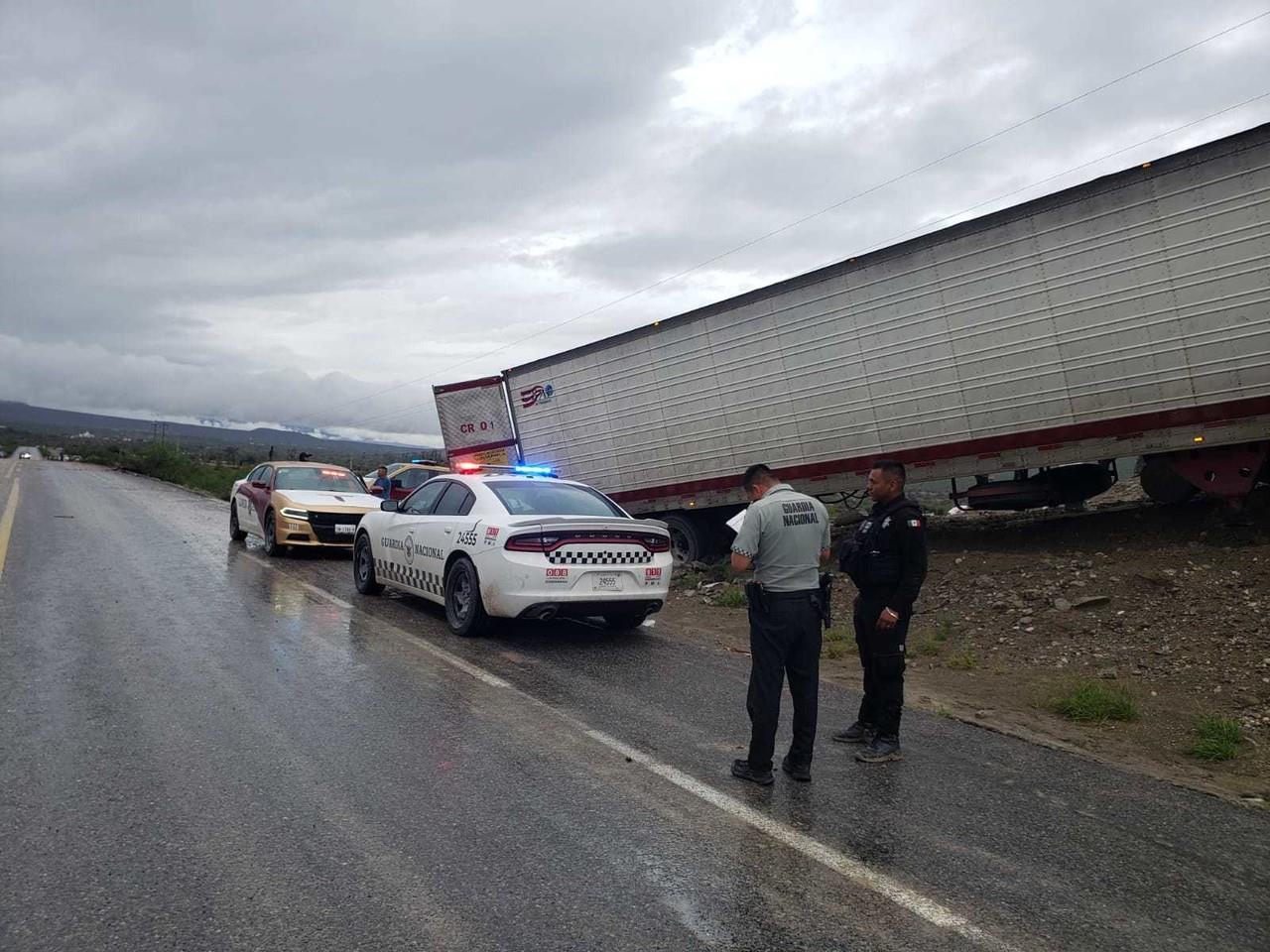 Personal de Guardia Estatal acudió al km 59 de la carretera federal 101 para atender una volcadura de un tráiler cargado con mango. Foto: SSPT