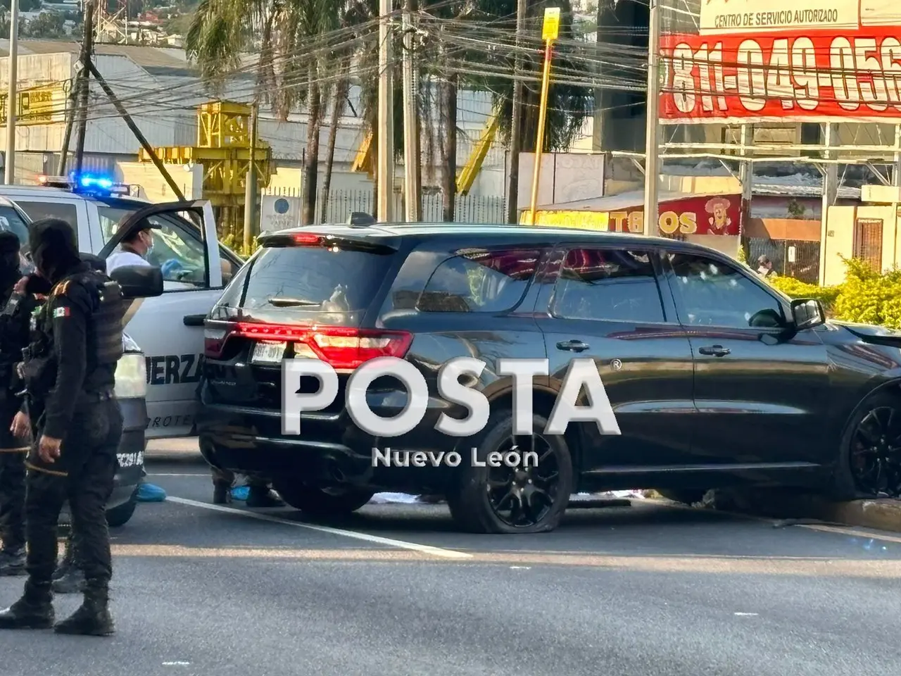 Camioneta negra donde viajaba hombre ejecutado sobre la avenida Lázaro Cárdenas. Foto: Raymundo Elizalde