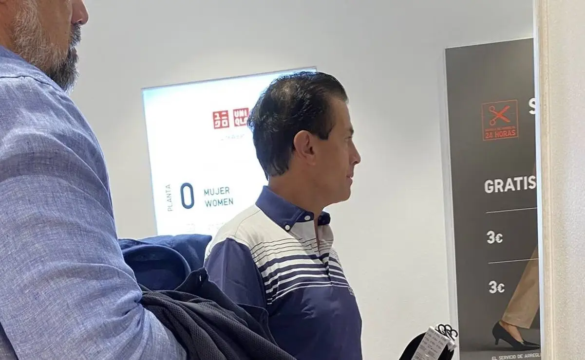 El exmandatario comprando junto a un acompañante en la tienda Uniqlo, en Madrid. Foto: X @RevistaPoder.