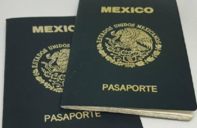 Pasaportes mexicanos sin sellar y expedidos por la SRE. Foto: X @SRE_mx-