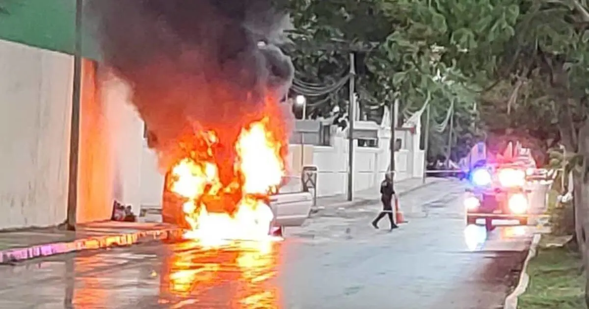 El chófer y sus acompañantes se bajaron del vehículo para pedir apoyo. Foto: Redes sociales