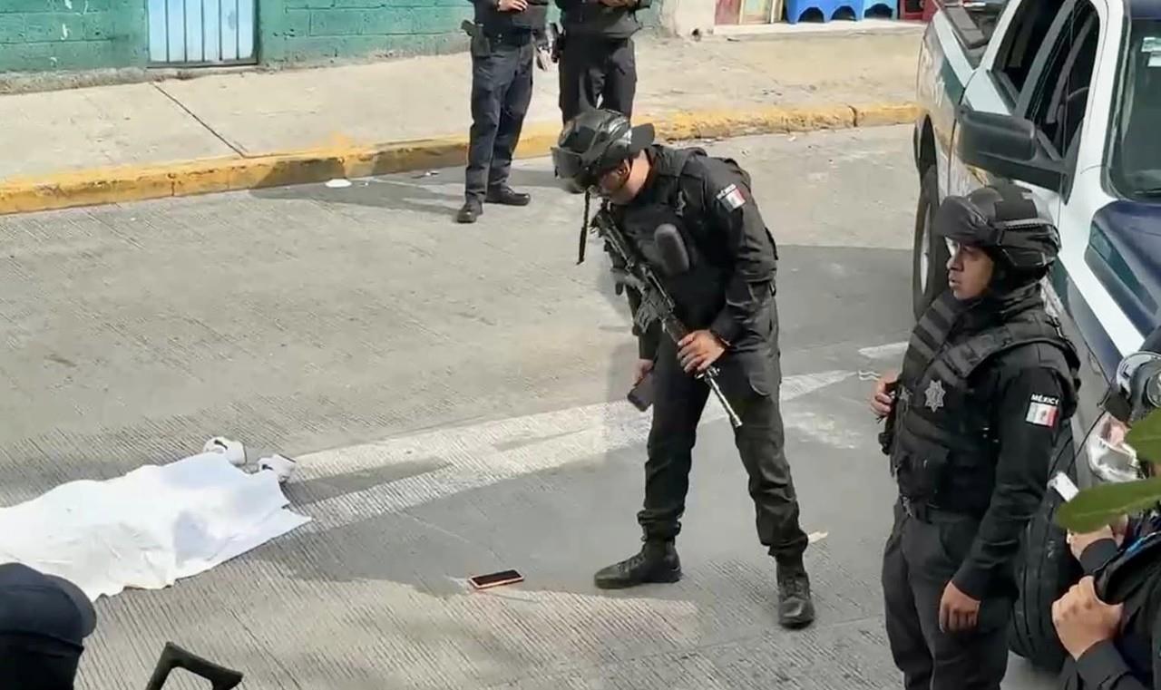 La mujer fue ejecutada cuando cruzaba la avenida Sierra Hidalgo en la colonia Lázaro Cárdenas Segunda Sección; la víctima no fue identificada. Foto: Alerta Operaciones Especiales