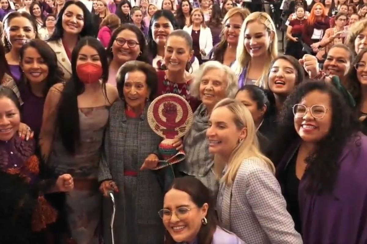 Claudia Sheinbaum en fotografía oficial con el Bastón de Mando de las Mujeres Foto: X(Twitter) @Claudiashein