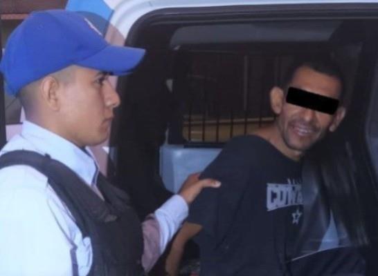 Carlos Antonio N de 42 años tras haber sido detenido por policías del municipio de Monterrey. Foto: Policía de Monterrey.