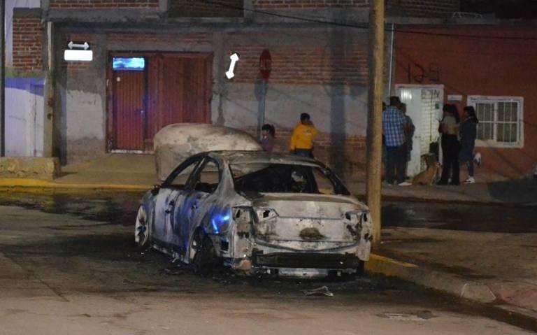 El vehpiculo calcinado y mismo donde iban dos personas en los asientos delanteros. Foto: Noticias Vespertinas.