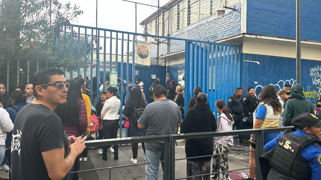 Padres de familia afuera de una escuela. Foto: Ramón Ramírez