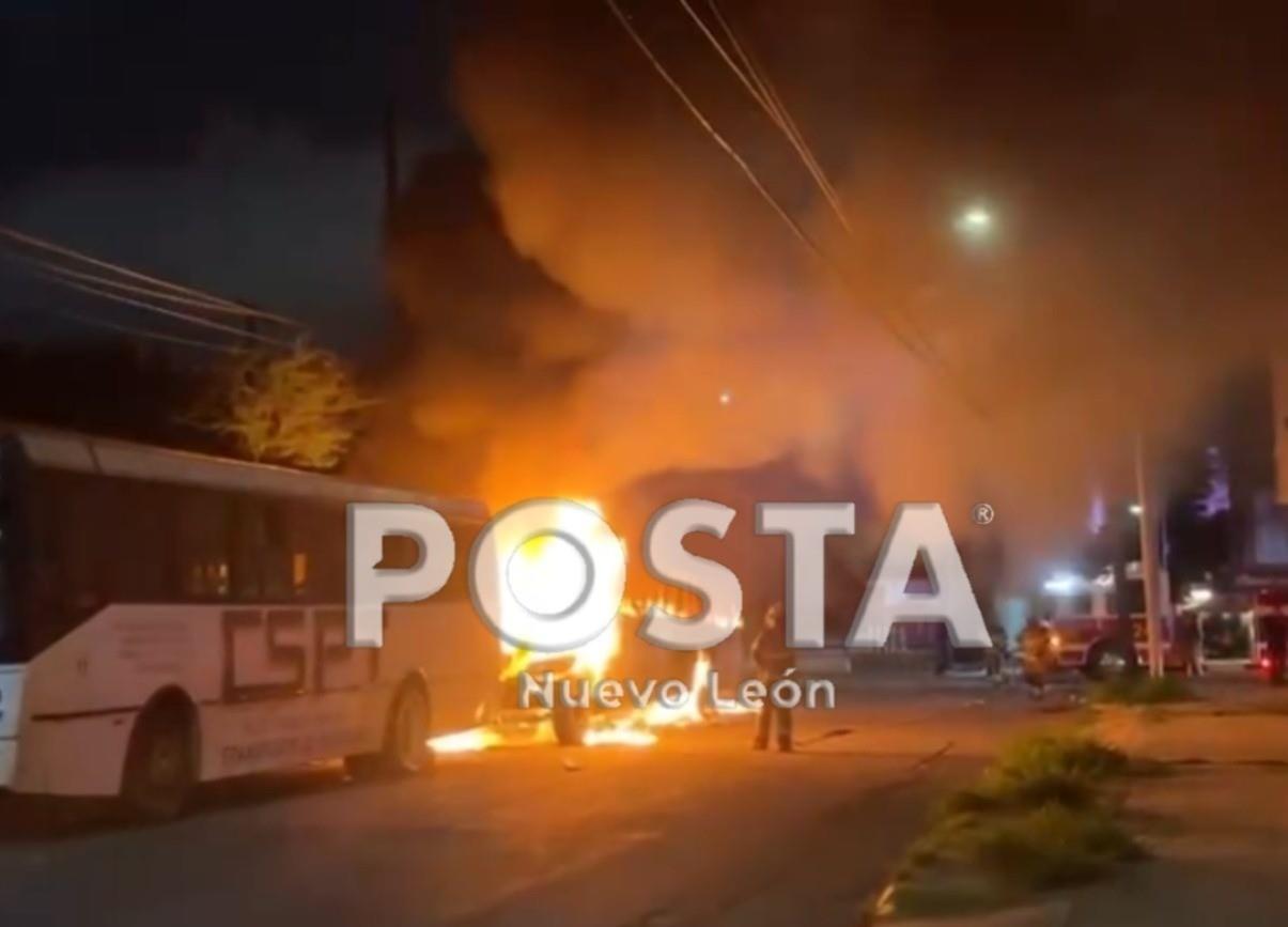 El fuego consumiendo la unidad de transporte estacionada en la colonia Modelo. Foto: Raymundo Elizalde.