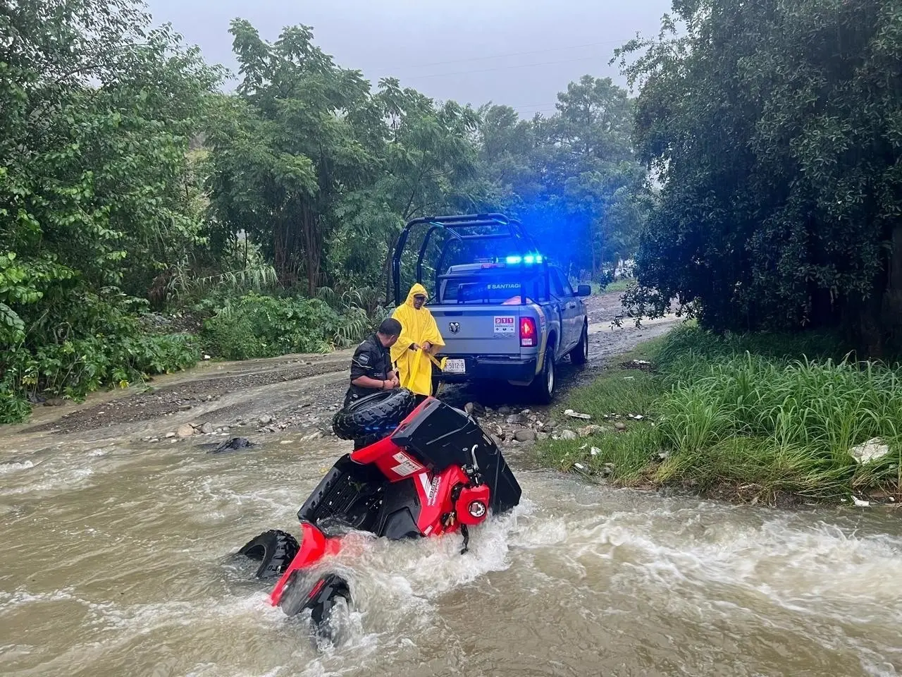 El Alcalde de Santiago, David de la Peña Marroquín, en un recorrido para evaluar los daños, que incluyen pavimento levantado, caídas de bardas, postes y árboles. Foto: Gobierno de Santiago, N.L.