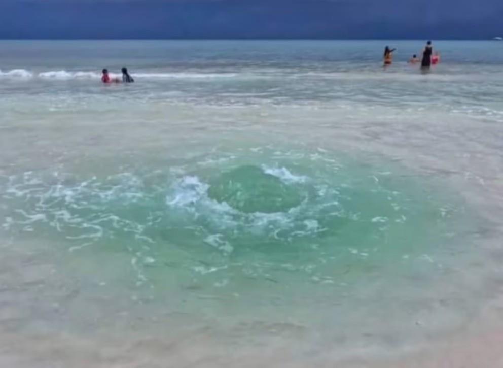 El ojo de agua captado en el mar de Playa del Carmen. Foto: Ecooesfera.