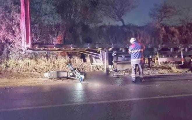 Muere motociclista tras impactar con tráiler en Zinacantepec. Foto: Especial