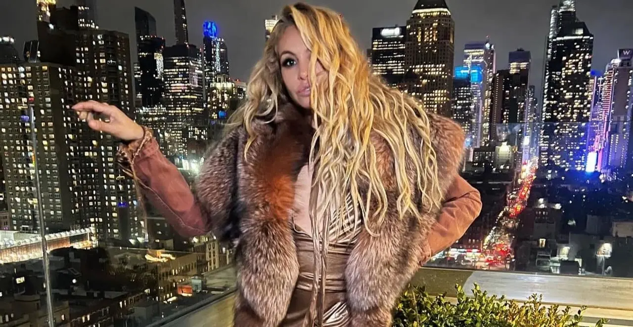 Paulina Rubio se molesta con uno de sus músicos en pleno show (VIDEO)