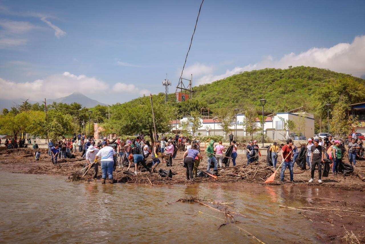 Voluntarios se unen para limpiar la presa La Boca. Foto: Gobierno de Santiago