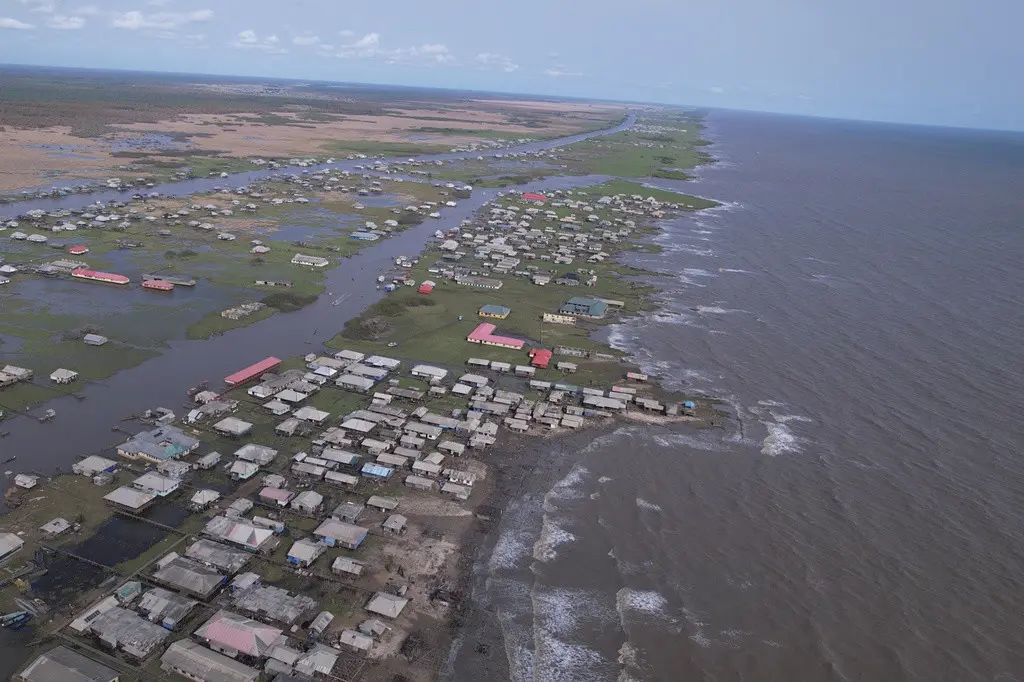 En esta imagen del viernes 5 de abril de 2024, tomada de un video captado por un dron, puede apreciarse la erosión costera en la ciudad de Ayetoro, en el suroeste de Nigeria. (AP Foto/Dan Ikpoyi)