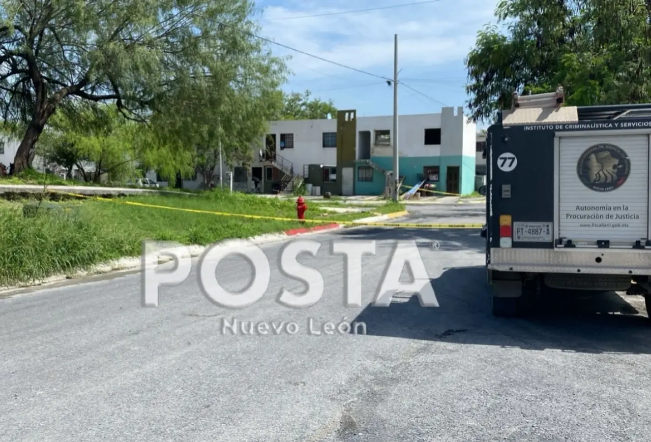 Policías de Juárez y elementos de la Fiscalía General de Justicia de Nuevo León llevando a cabo las indagatorias del hecho. Foto: Raymundo Elizalde.